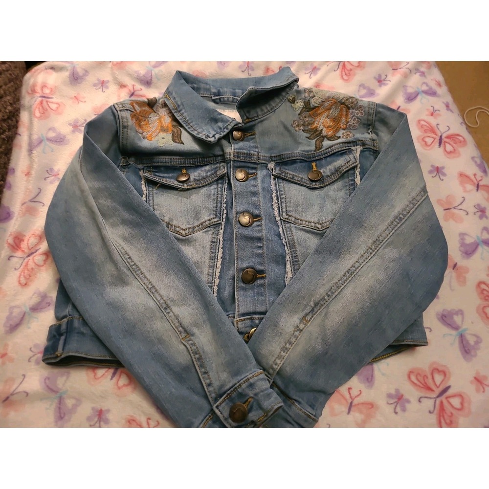 Guc Joes Girl Blue Embroided Flowers  Button Up Denim  Jacket Small (7)